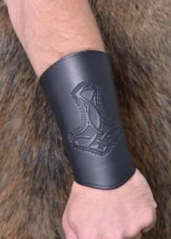 Protector De Brazo De Cuero, Con El Martillo De Thor, Largo(Protector De Brazo De Cuero Con El Martillo De Thor Largo) -Figuras De Modelo 1600050200d leder armstulpe armschuetzer armband thorshammer wristguardRif1FUQ77khiJ 600x600 1