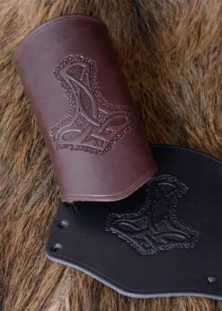 Protector De Brazo De Cuero, Con El Martillo De Thor, Largo(Protector De Brazo De Cuero Con El Martillo De Thor Largo) -Figuras De Modelo 1600050200e leder armstulpe armschuetzer armband thorshammer wristguardVO1UpqmYt8pr7